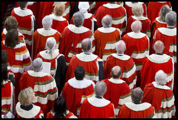 Brytyjscy lordowie na uroczystym otwarciu obrad parlamentu