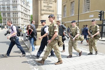 Brytyjscy żołnierze pomagający pilnować porządku po zamachu w Manchesterze