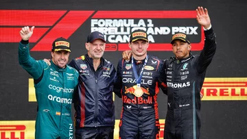 Brytyjski inżynier Adrian Newey (drugi z lewej)