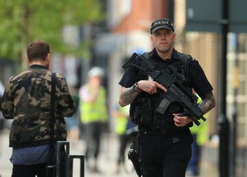 Brytyjski policjant zabezpieczający teren wokół miejsca zamachu