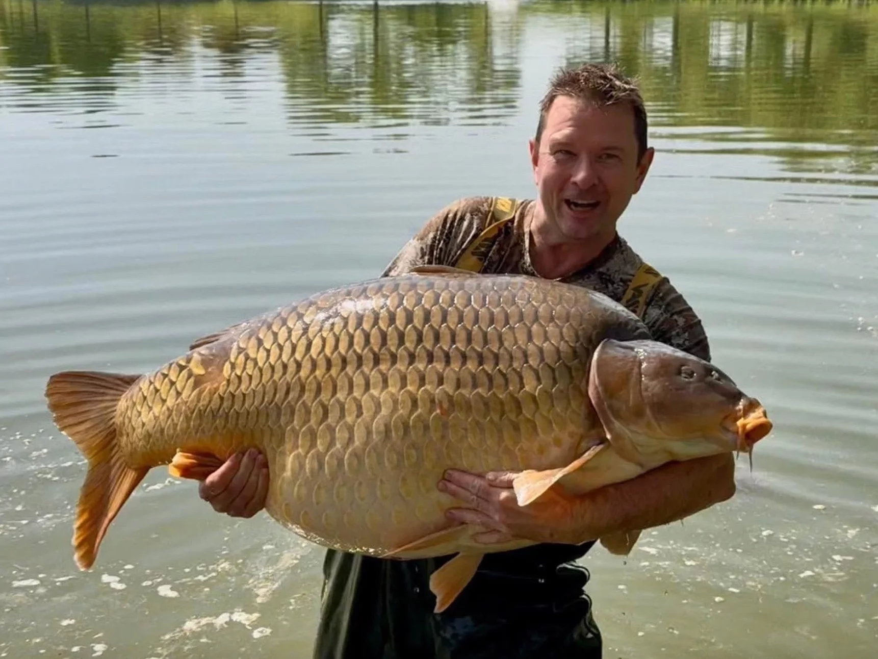 David Knock i złowiony przez niego gigantyczny karp
