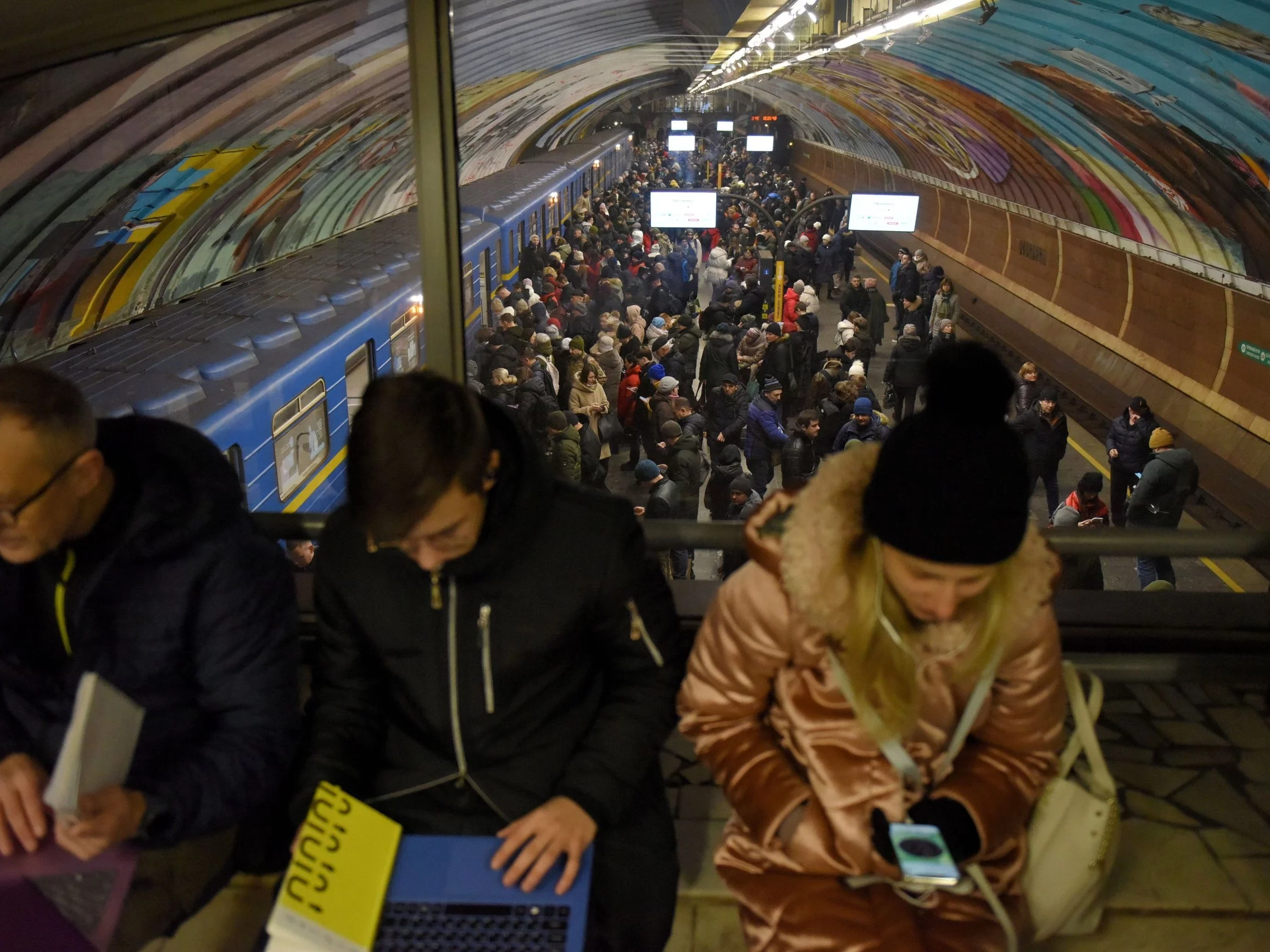 Mieszkańcy Kijowa w schronie w metrz