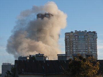 Budynek w Kijowie uszkodzony w wyniku ataku drona