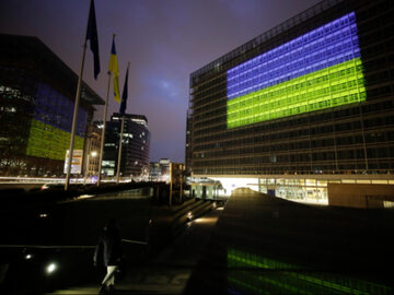 Budynki Komisji i Rady Unii Europejskiej oświetlone w barwach narodowych Ukrainy