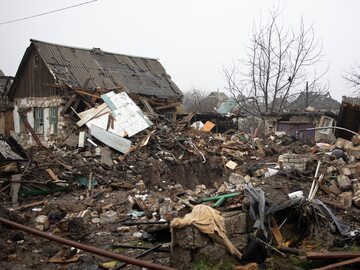 Budynki mieszkalne w Czasiw Jarze pod Bachmutem zniszczone w rosyjskim ataku z 17 listopada