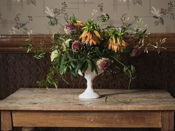 Bukiety polnych i ogrodowych kwiatów można wstawić nie tylko do wazonu, każde naczynie się do tego nadaje, także misa na owoce