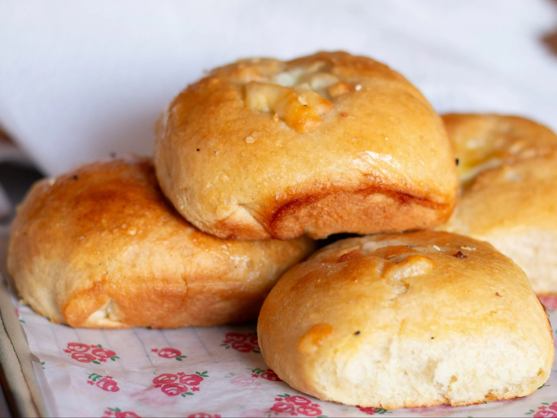 Bułeczki drożdżowe z kiełbasą