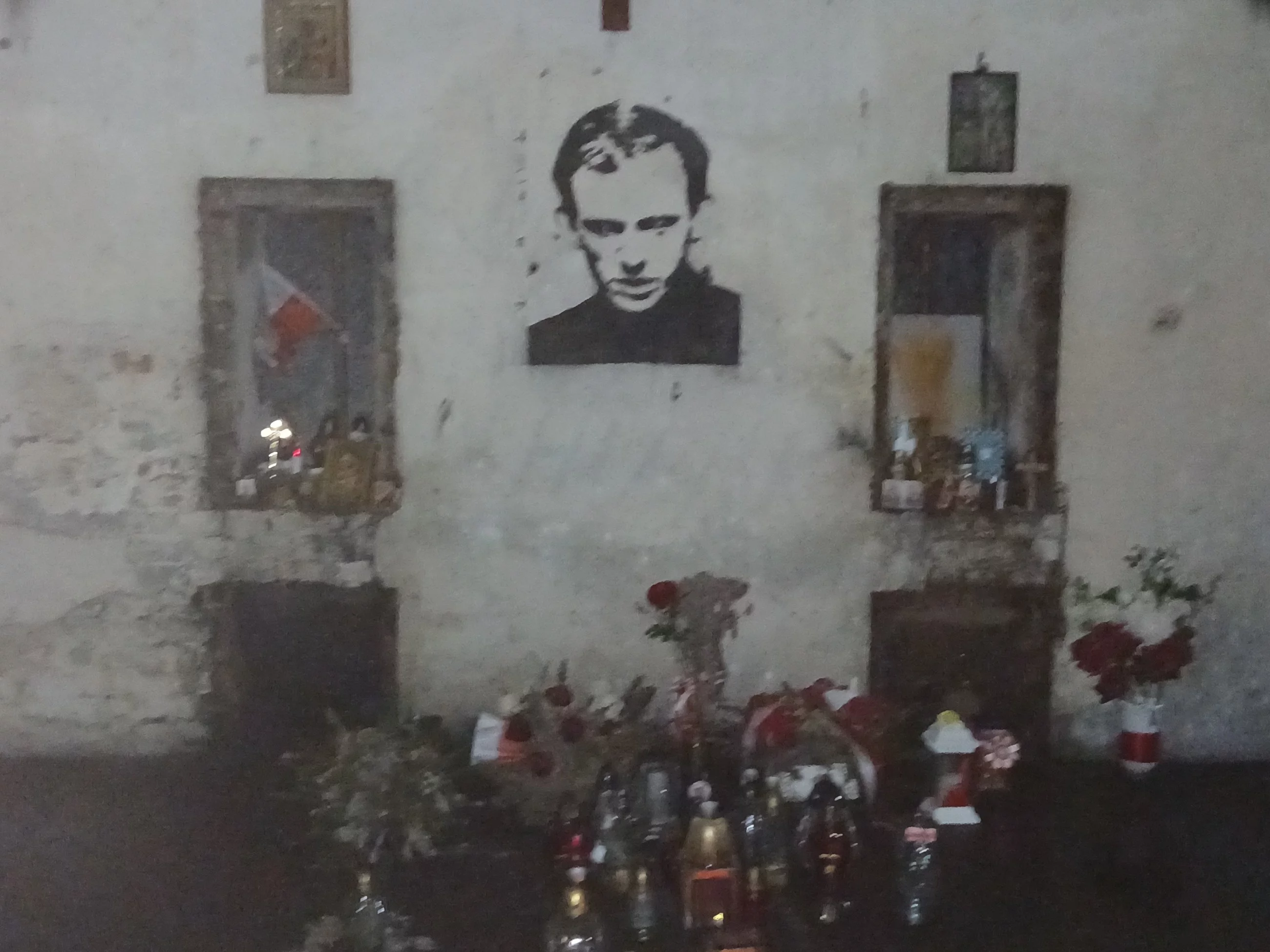 Wnętrze bunkra w Kazuniu, gdzie według spiskowych teorii miał być torturowany ks. Jerzy Popiełuszko