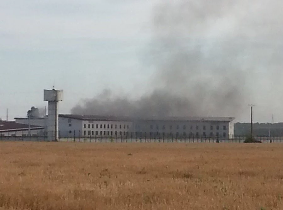 Płonące więzienie Poitiers-Vivonne