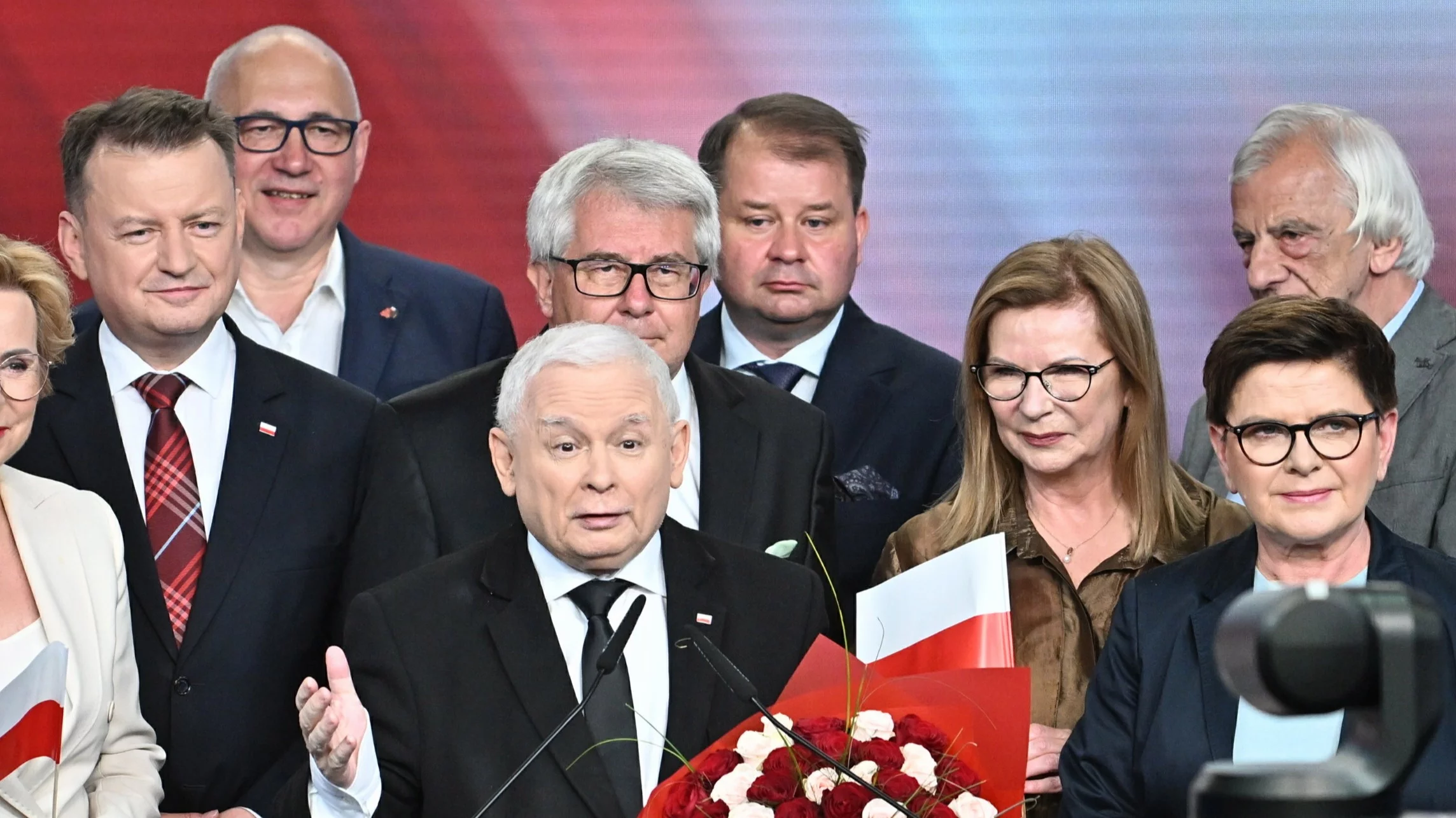 Jarosław Kaczyński w otoczeniu polityków PiS