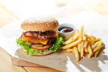 Burger i frytki, zdjęcie ilustracyjne
