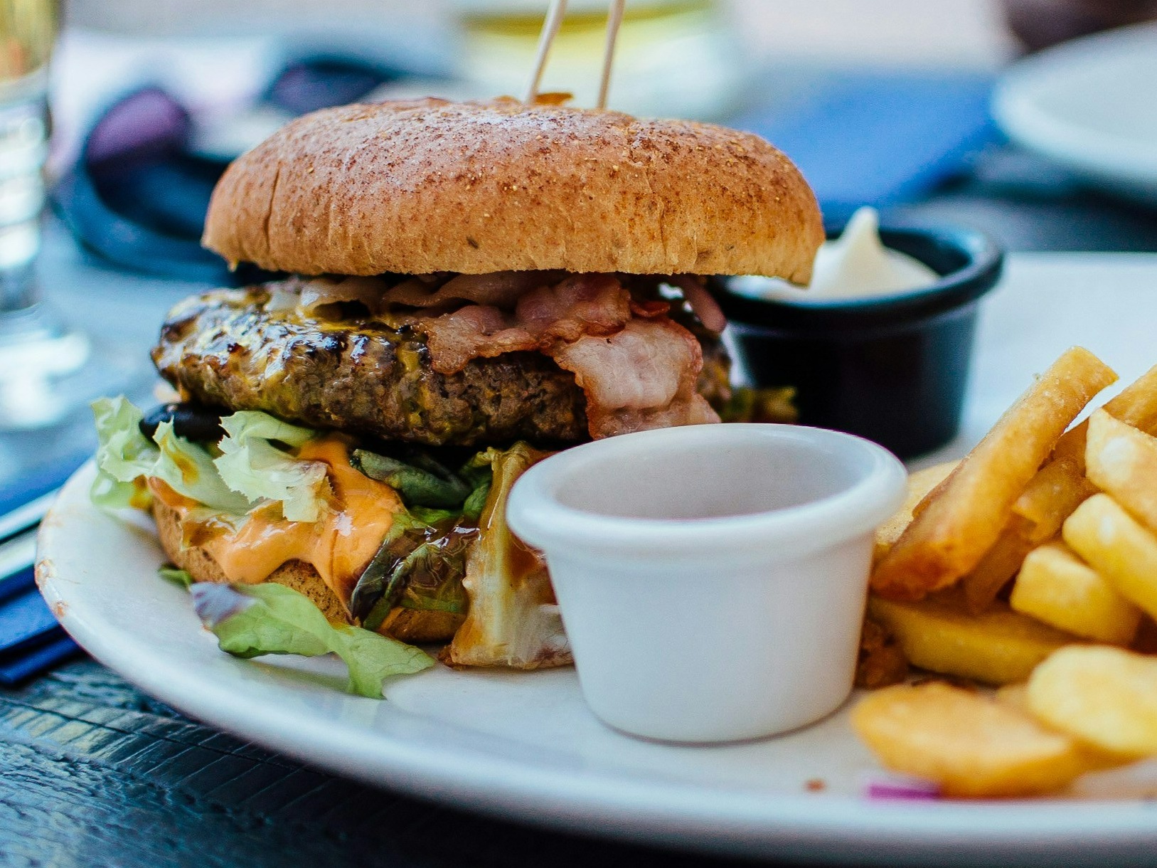 Książulo rozczarował się warszawskimi food truckami. „Burger mnie mega zasuszył”