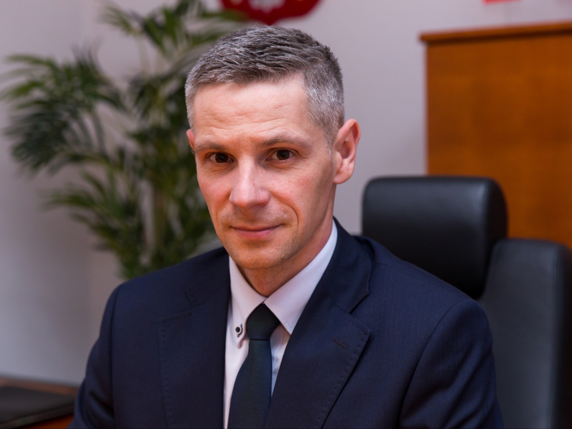 Burmistrz wskoczył do śmietnika. Przekonuje, iż było to potrzebne