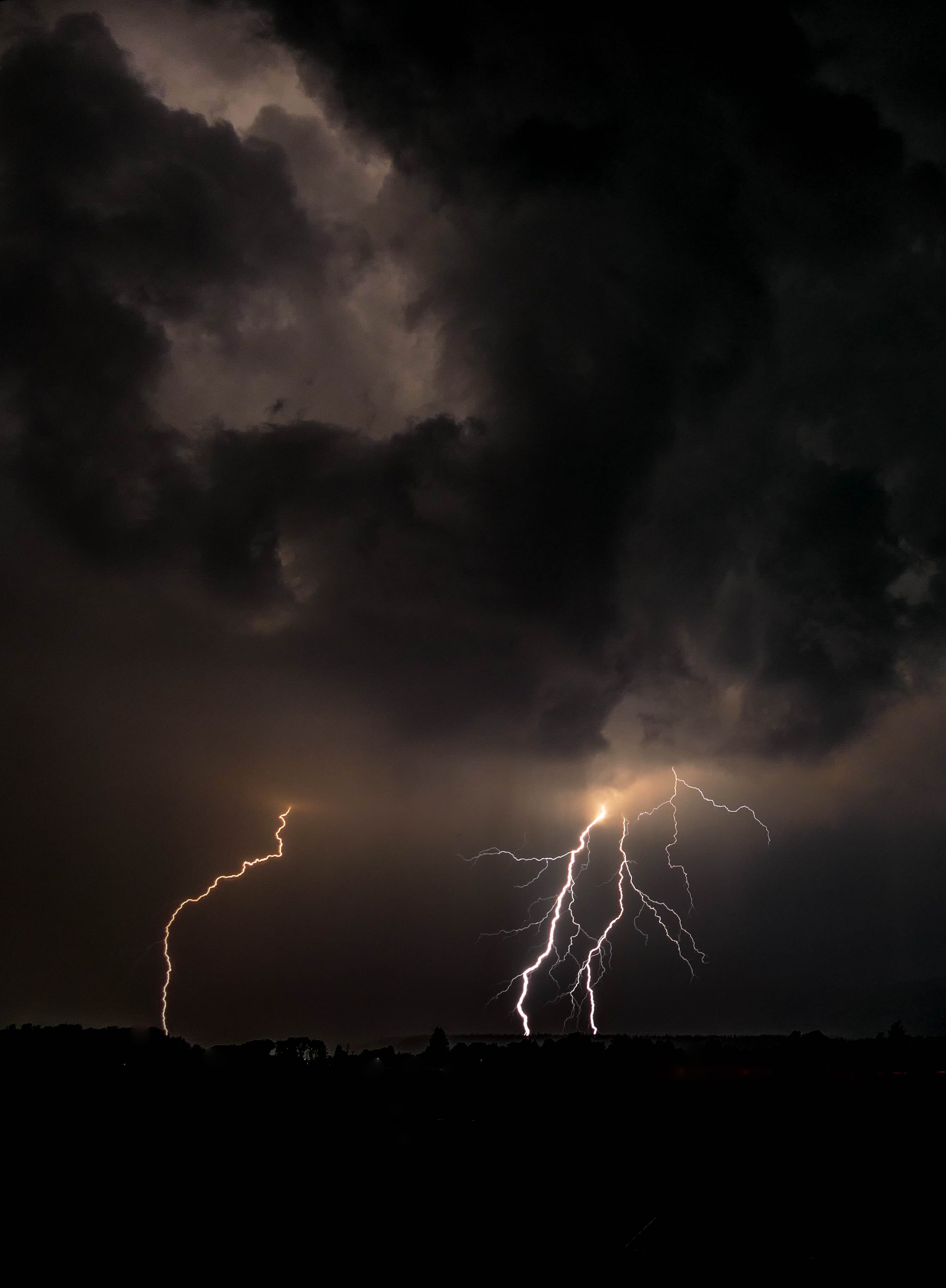 Gwałtowne zjawiska atmosferyczne nad Polską. RCB podsumowuje szkody - Vimarsana News