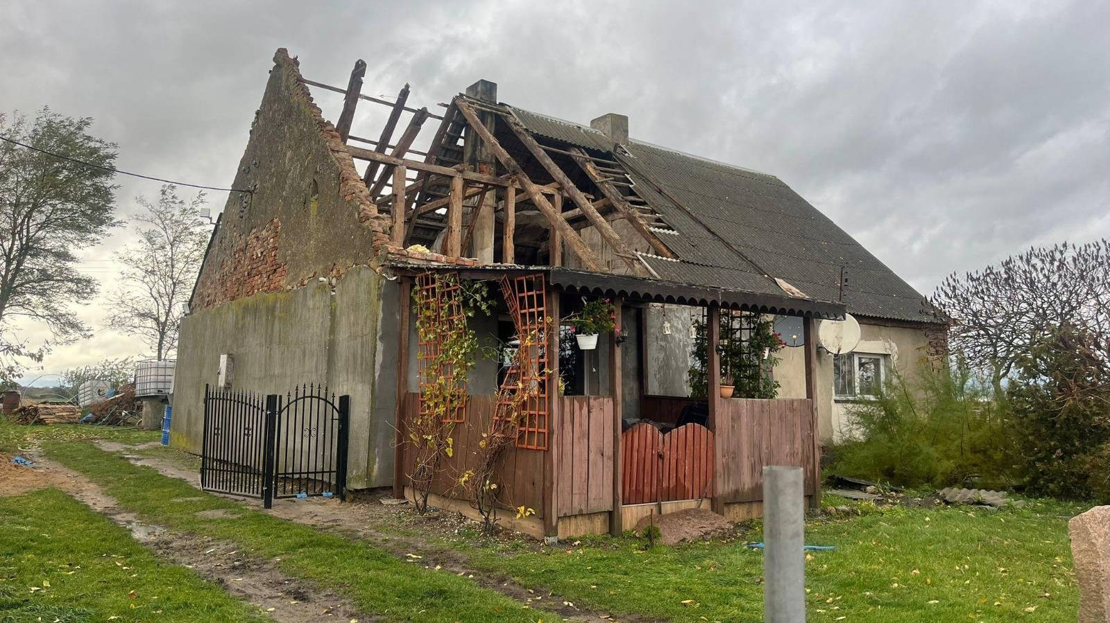 Wichury i ulewy przeszły przez Polskę. Są poszkodowani. Strażacy opublikowali raport