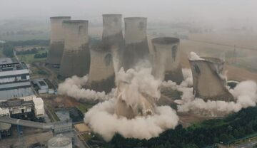 Burzenie chłodni kominowych elektrowni jądrowej Eggborough