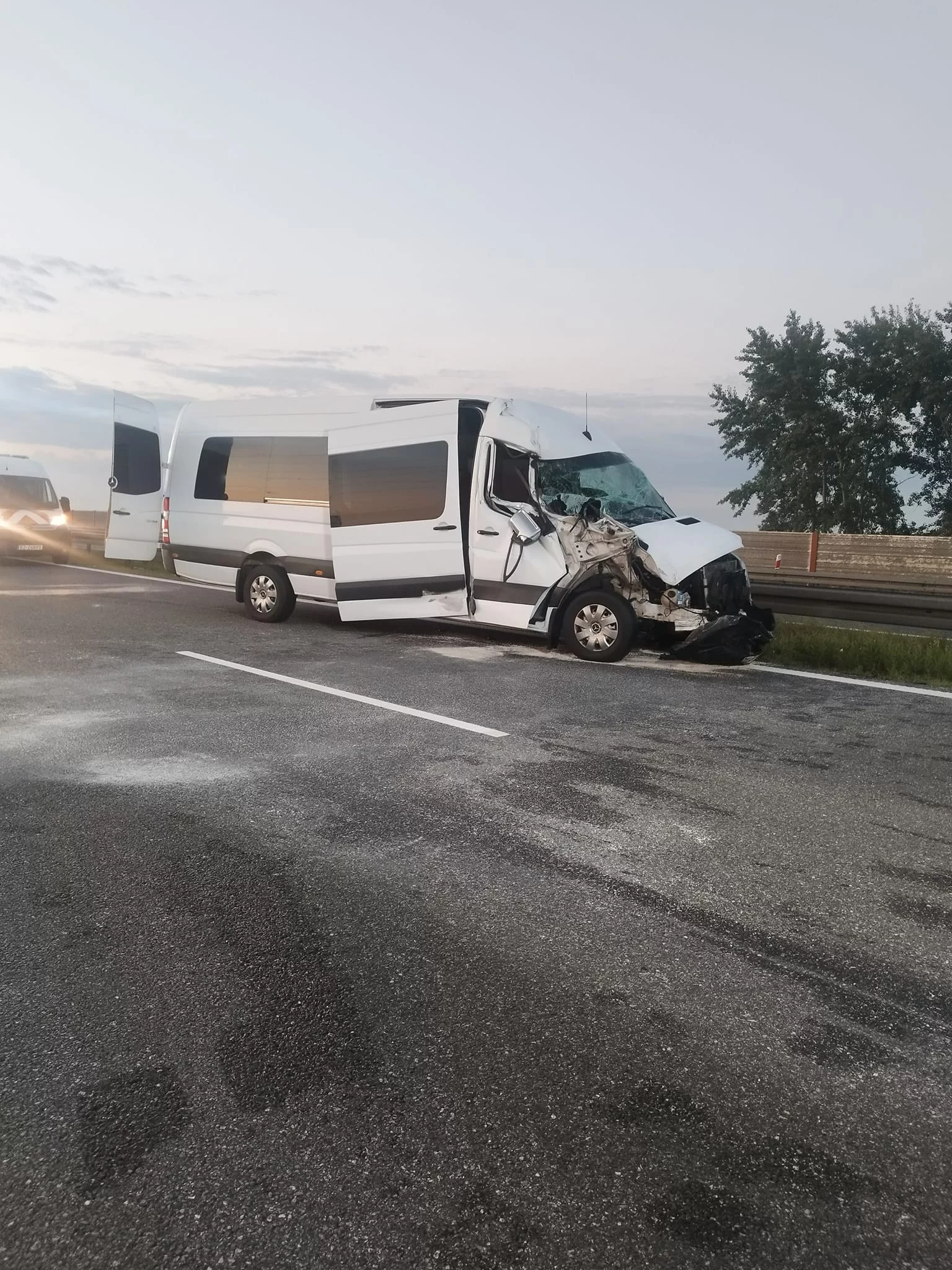 Zderzenie busa z ciężarówką na A4