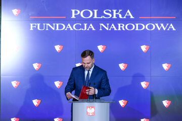 Były minister skarbu Dawid Jackiewicz na konferencji prasowej z premier Szydło ogłaszał powstanie PFN