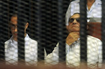 Były prezydent Hosni Mubarak (z prawej) ze swoim synem na sali sądowej