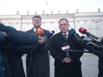 Były szef CBA i były minister spraw wewnętrznych Mariusz Kamiński  oraz jego były zastępca Maciej Wąsik podczas konferencji prasowej przed Pałacem Prezydenckim w Warszawie