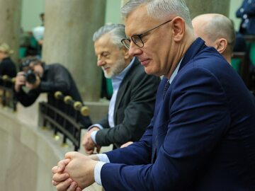 Były szef Państwowej Komisji ds. badania wpływów rosyjskich Sławomir Cenckiewicz (z prawej) oraz były członek komisji Andrzej Zybertowicz na sali obrad Sejmu w Warszawie, 29 listopada