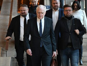 Były wicepremier w rządzie PiS Jarosław Gowin (w środku) przed posiedzeniem sejmowej komisji śledczej