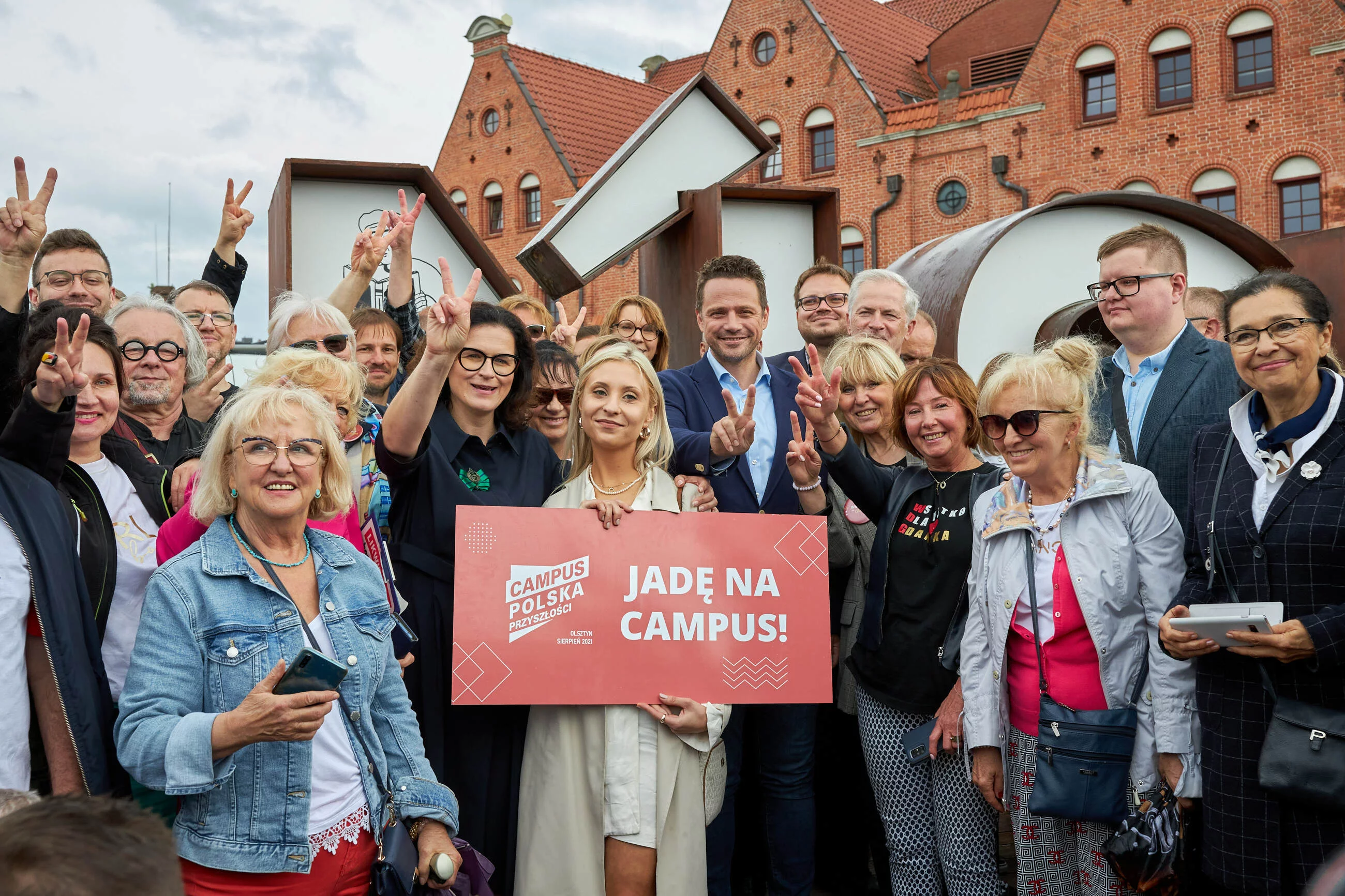 Rafał Trzaskowski (w środku) zapraszający na Campus Polska Przyszłości