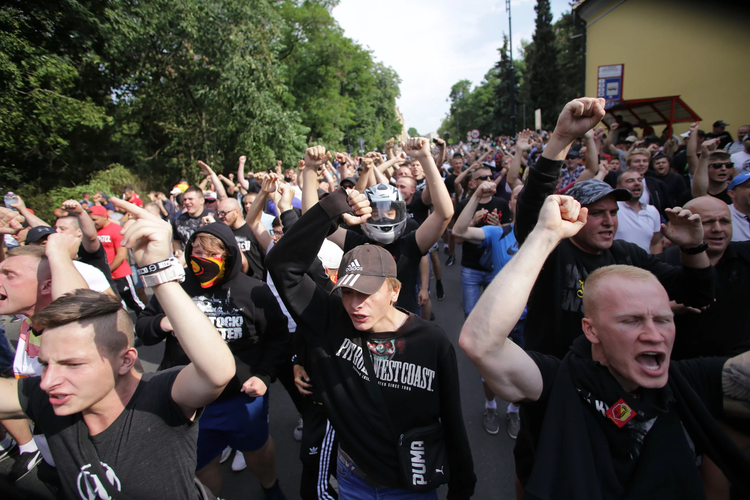 Osoby wyrażające swój sprzeciw wobec Marszu Równości