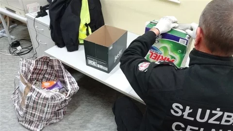 Służba Celna sprawdziła paczkę na święta. W proszku do prania był kilogram marihuany (fot. Służba Celna)