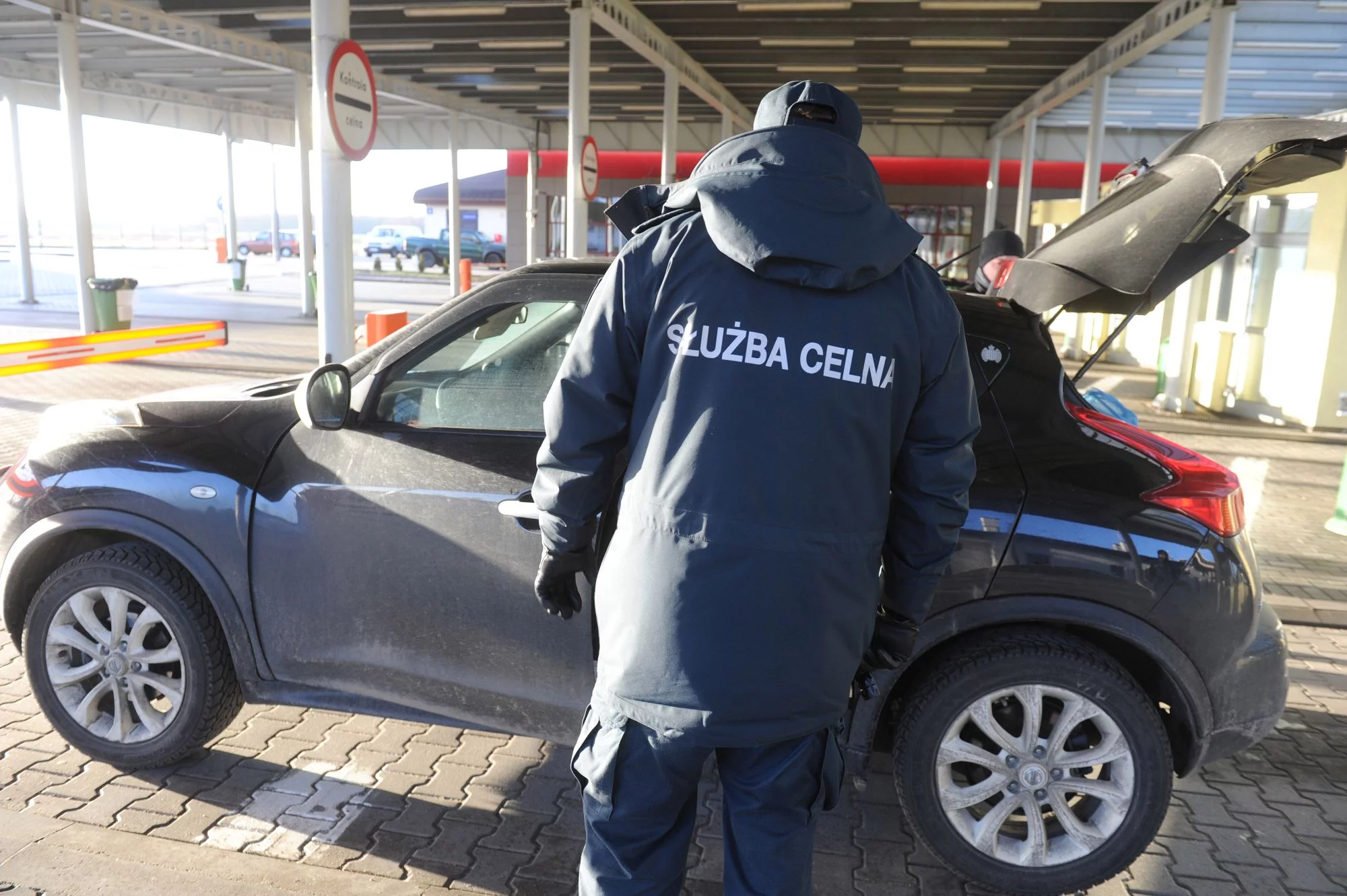 Funkcjonariusz Służby Celnej na przejściu granicznym