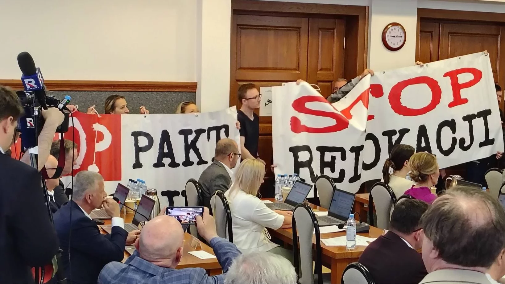 Burza ws. Centrum Integracji Cudzoziemców w Piotrkowie. Radny KO domagał się wezwania szamana