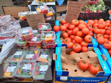 Ceny warzyw i owoców na targowisku. Klienci wolą kupować produkty bezpośrednio od rolników