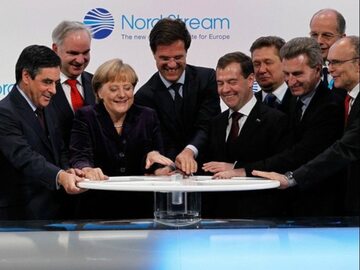 Ceremonia uruchomienia gazociągu Nord Stream z udziałem Angeli Merkel i Angela Dmitrija Miedwiediewa