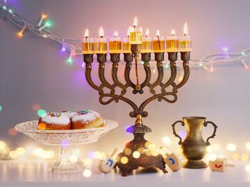 Chanukija – dziewięcioramienny świecznik żydowski zapalany podczas święta Chanuka