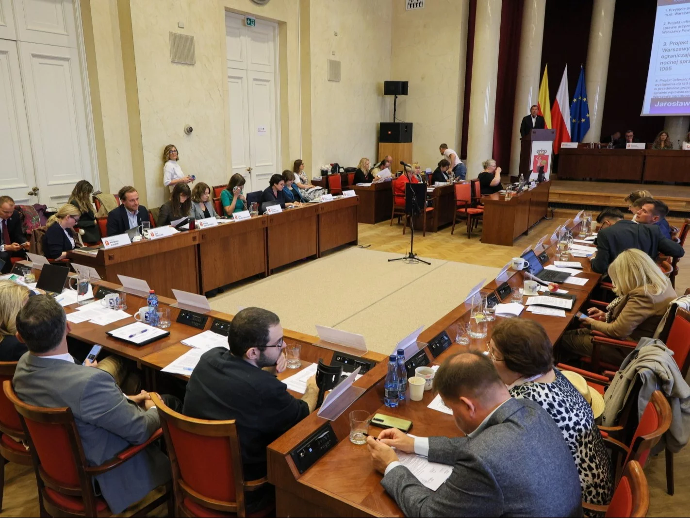 Chaos, dymisja i „pilotaż” prohibicji. Burza na sesji Rady Warszawy. „Wybrali alkoholowe eldorado”