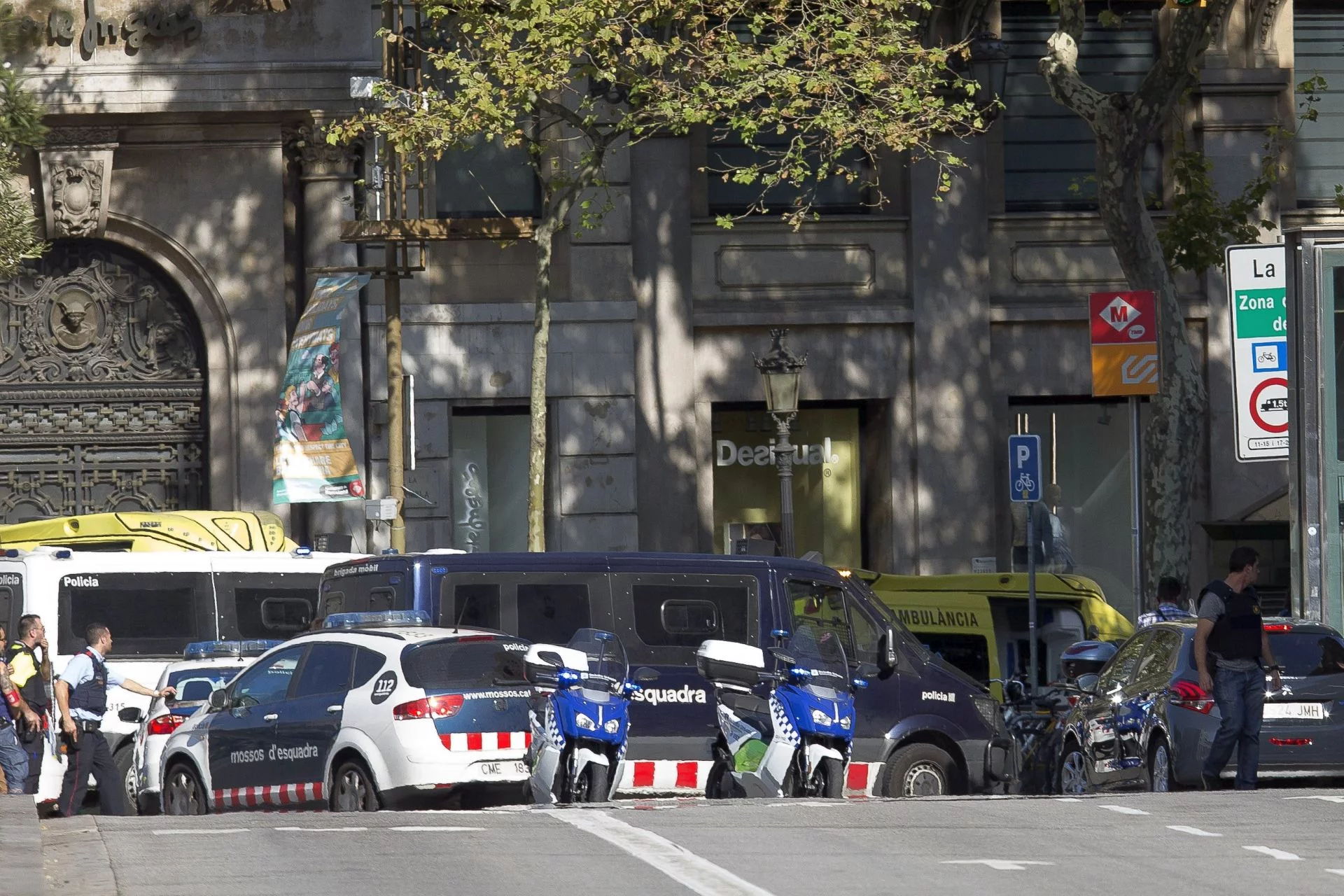 Policja na ulicach Barcelony po zamachu