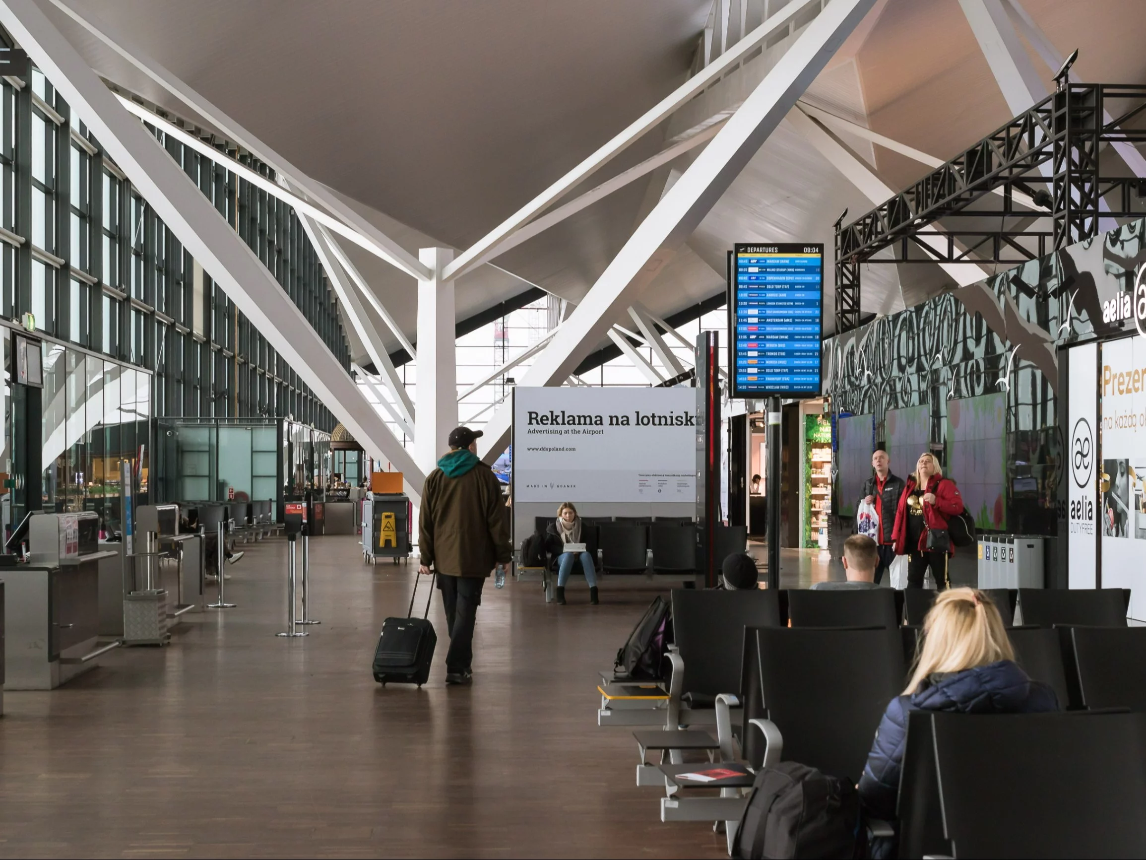 Niemiła niespodzianka na parkingu. Pasażerowie nie mogli opuścić lotniska