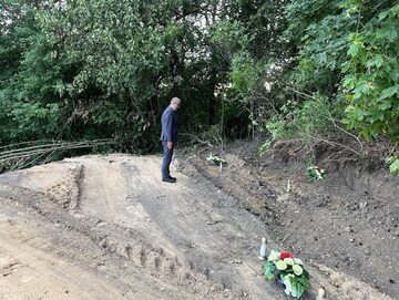 Charge d'affaires Polski na Białorusi Marcin Wojciechowski na zniszczonym cmentarzu AK w Mikuliszkach