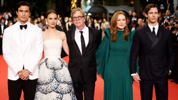 Charles Melton, Natalie Portman, reżyser Todd Haynes, Julianne Moore i Cory Michael Smith podczas premiery filmu „May December” w Cannes