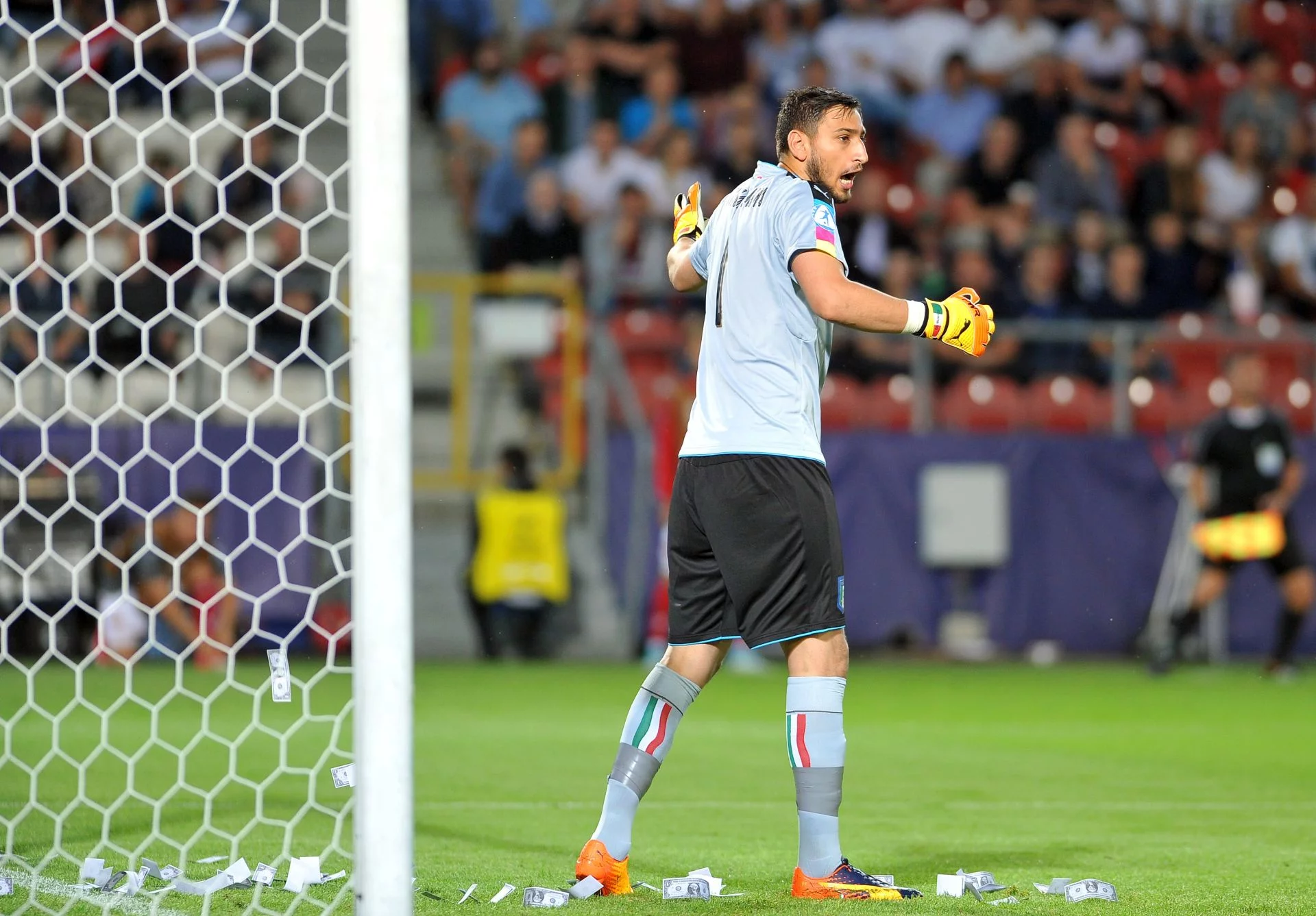 Gianluigi Donnarumma obrzucony dolarami