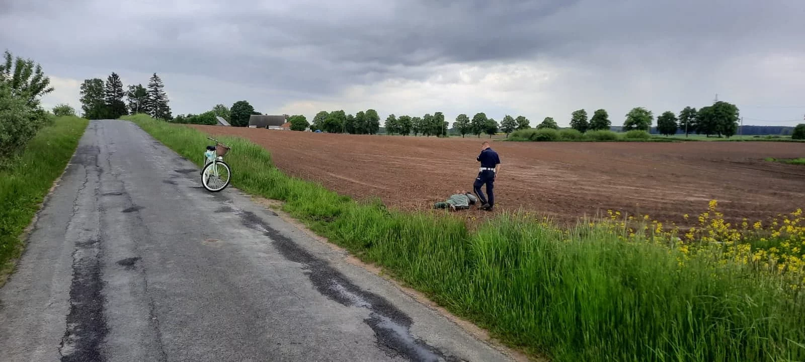 Policjant ze złapanym motocyklistą