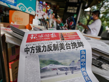 Chińska gazeta z informacją o wizycie Nancy Pelosi na Tajwanie, zdjęcie ilustracyjne