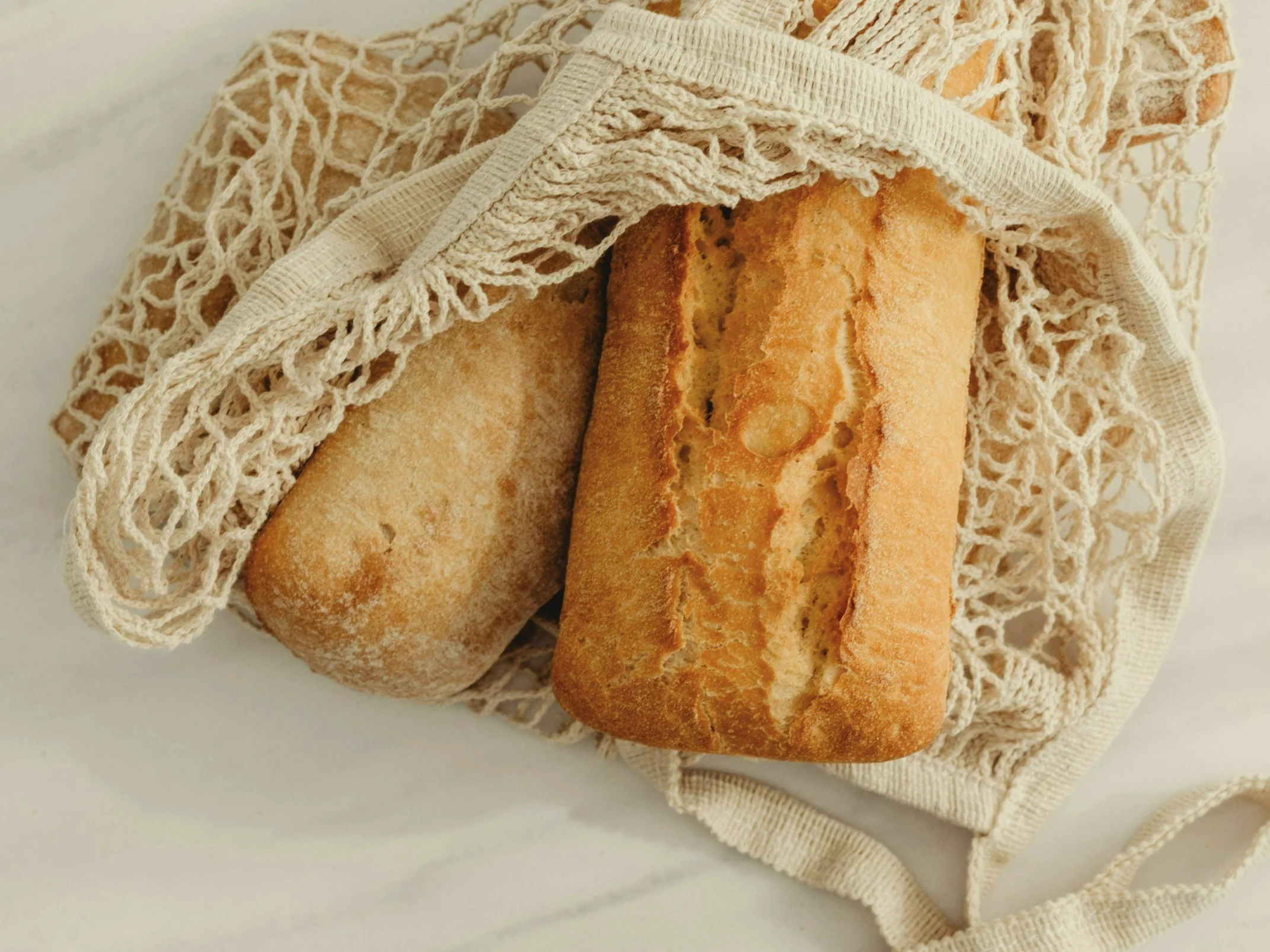 Świeże pieczywo w torbie
