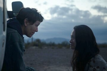 Chloé Zhao (z prawej) i Frances McDormand na planie filmu „Nomadland”