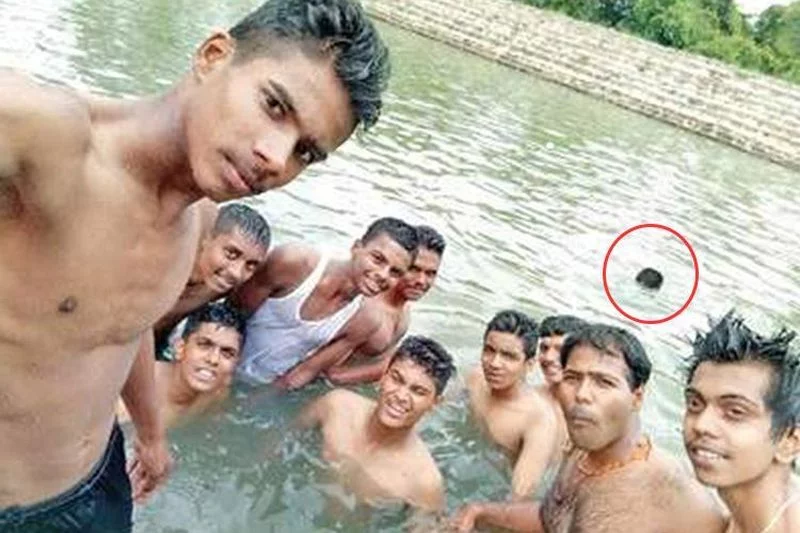 Selfie uczniów z Bangalore, w tle tonący Vishwas G.