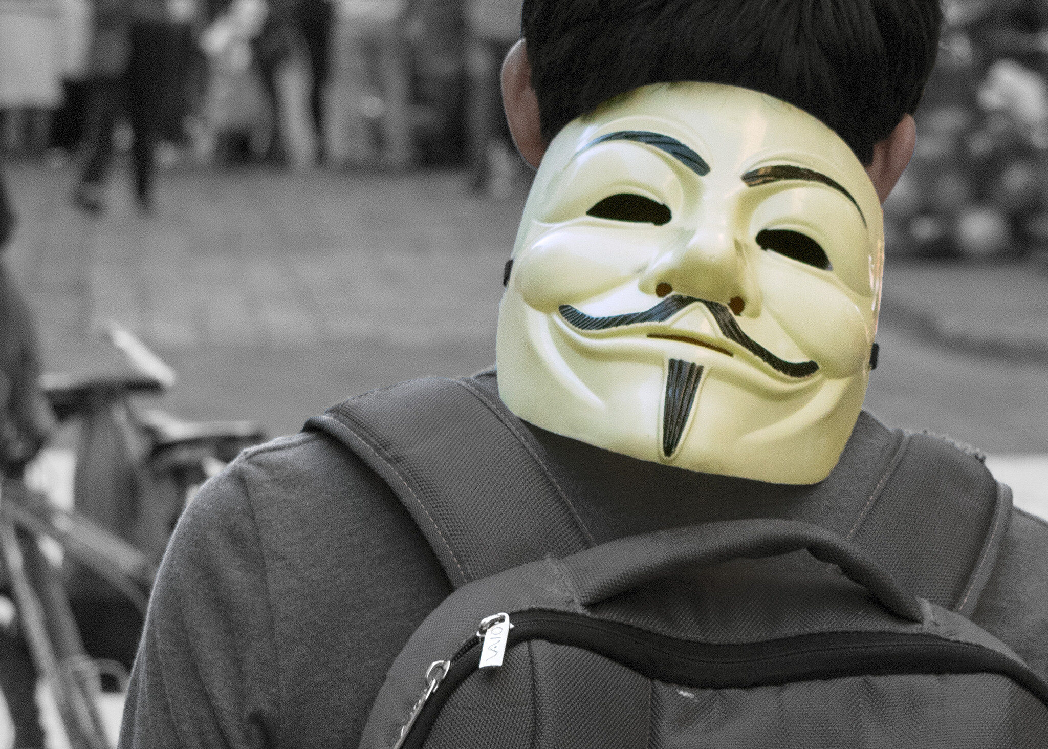 Chłopak z maską Anonymous