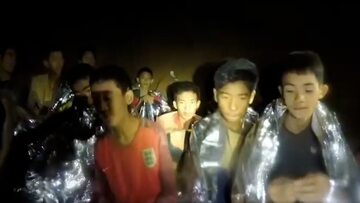 Chłopcy uwięzieni w jaskini, Duangphet Phromthep po prawej stronie