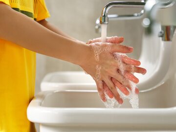 Chłopiec myjący ręce