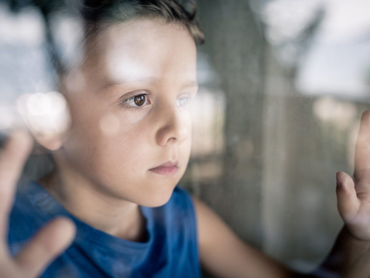 Chłopiec wyglądający przez okno