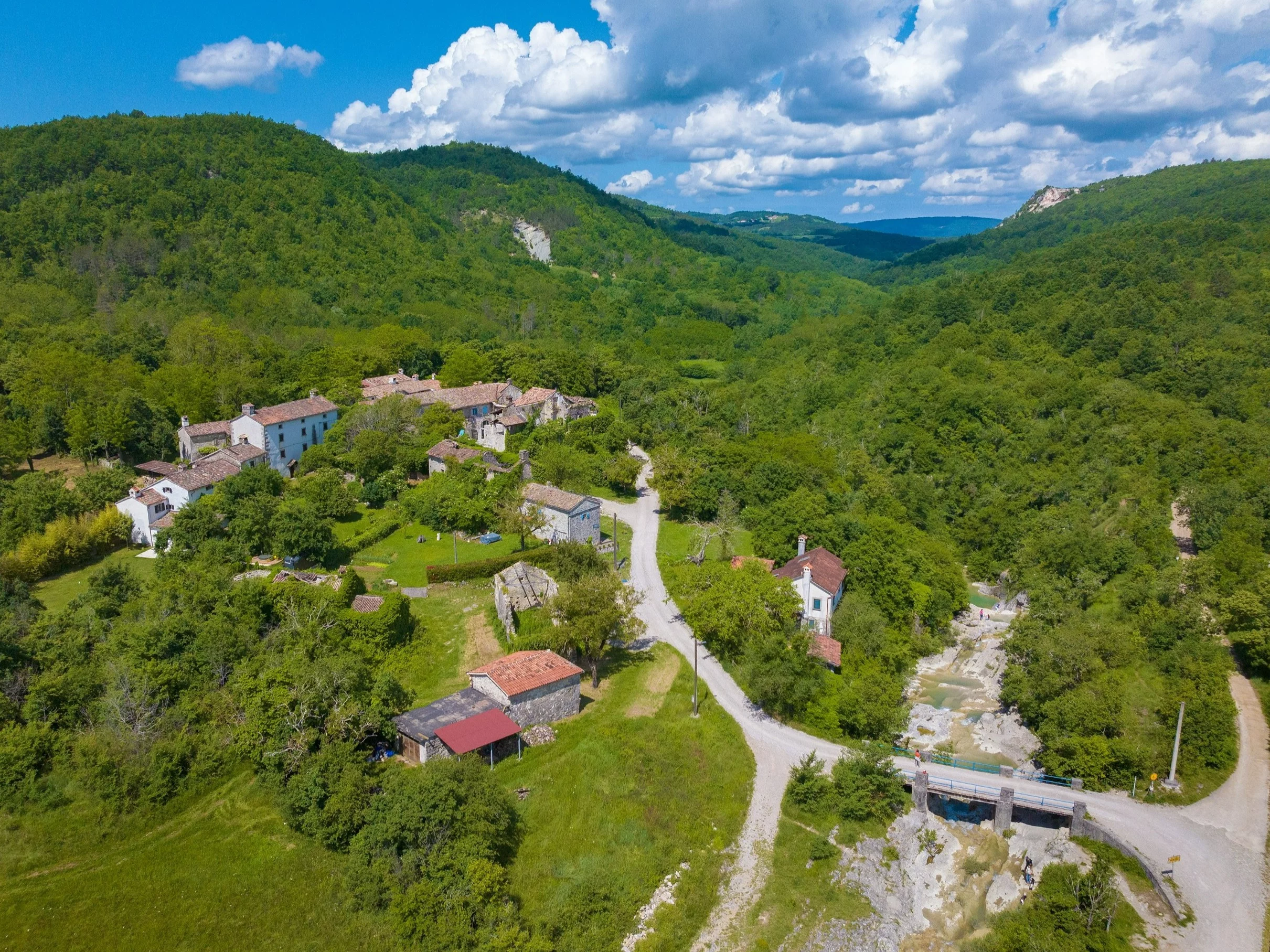 Jest opuszczona, ale przyciąga turystów. Znajdziesz ją obok najmniejszego miasta na świecie